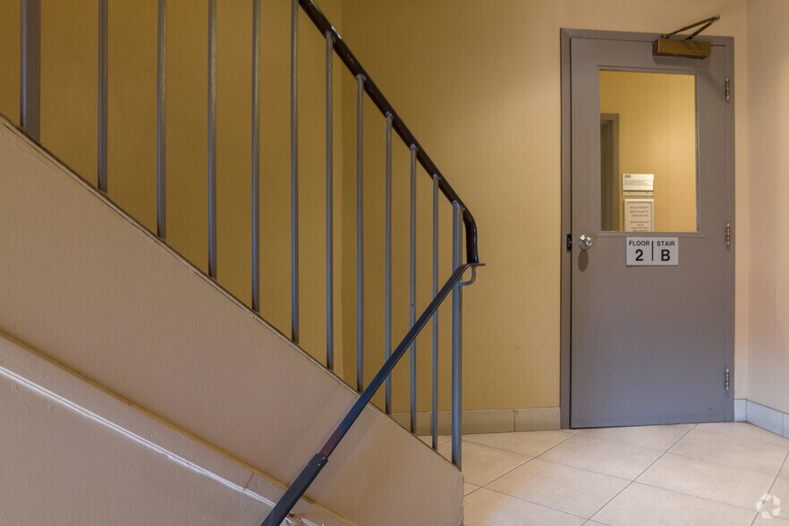 More Photos Of 726 Bloor St W, Toronto General Retail For Lease