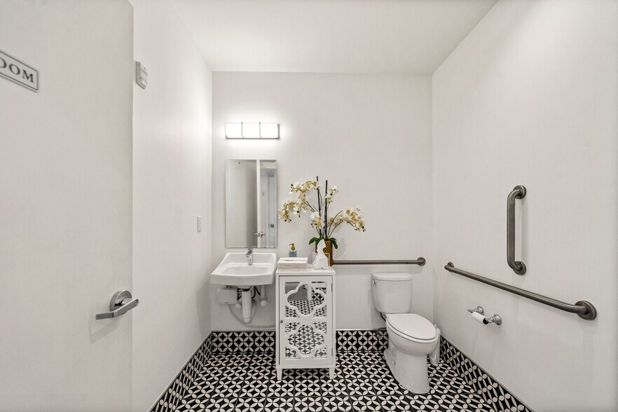 More Photos Of 152 N Section St, Fairhope Storefront Retail Residential For Sale