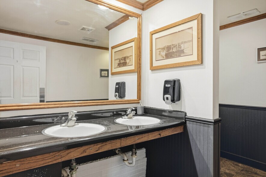 More Photos Of E13887 Highway DL, Merrimac Specialty For Sale