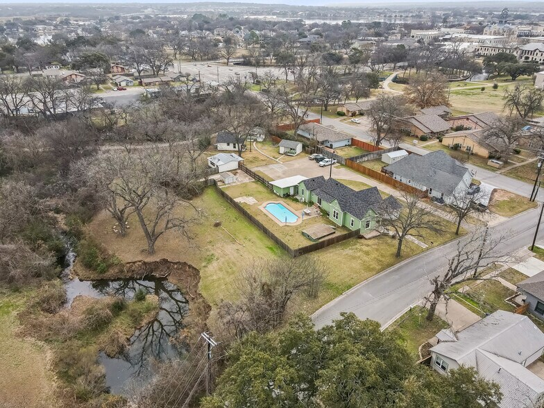 More Photos Of 512 N Travis St, Granbury Hospitality For Sale