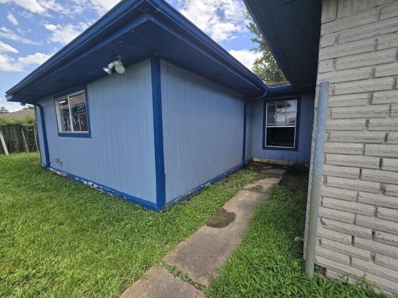 More Photos Of 830 Stonyridge St, Channelview Flex For Sale