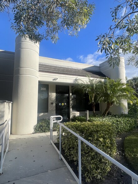 More Photos Of 630 Maplewood Dr, Jupiter Medical For Lease