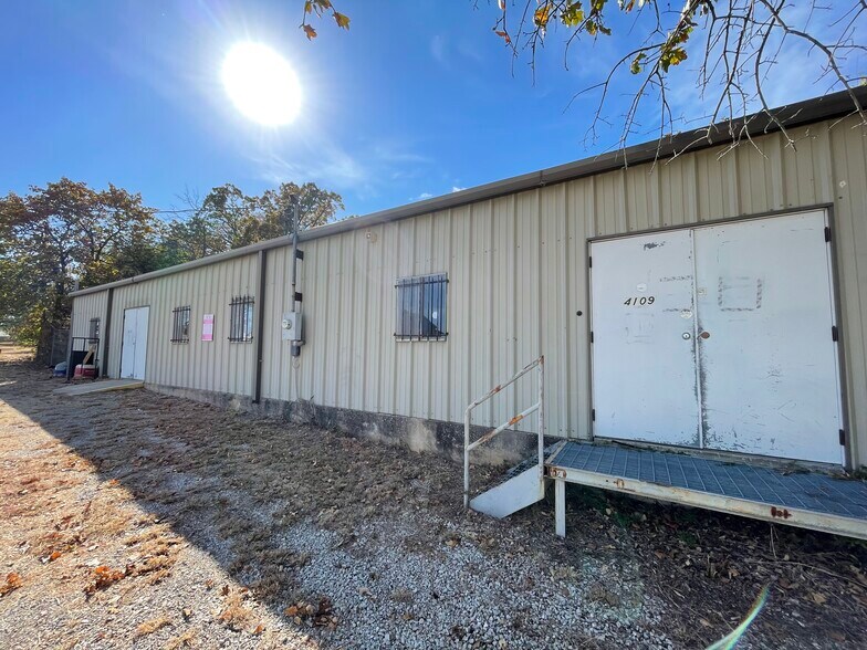 More Photos Of 4109 N Parkdale Ln, Denison Flex For Lease