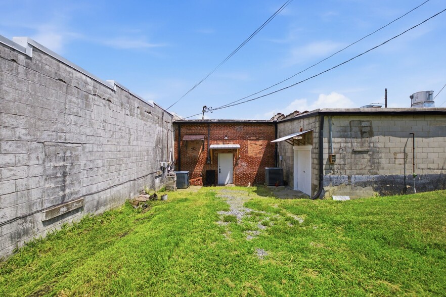 More Photos Of 1029 Park St, Westmoreland Storefront Retail Office For Sale