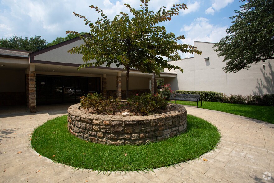 More Photos Of 2801 Osler Dr, Grand Prairie Medical For Lease