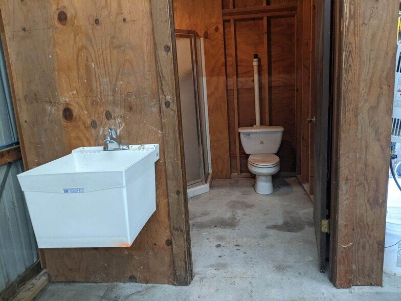 More Photos Of 377 Partnership Rd, Seguin Warehouse For Lease