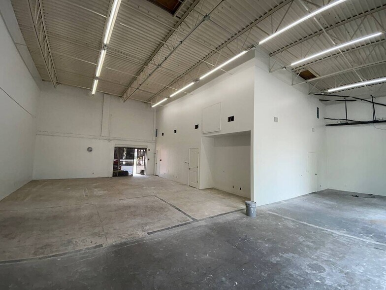 More Photos Of 12445 N 62nd St, Largo Flex For Lease