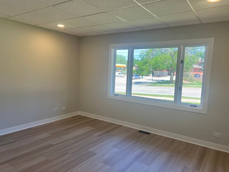 More Photos Of 75 E Division St, Mundelein Office Residential For Lease