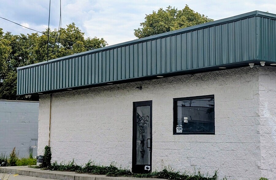Primary Photo Of 2610 Davison Rd, Flint Freestanding For Sale