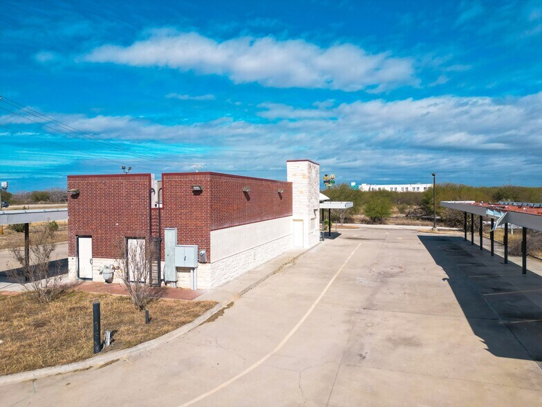 More Photos Of 6280 Highway 281, Three Rivers Fast Food For Sale