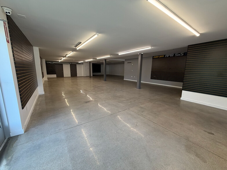 More Photos Of 1112 Applewood Dr, Papillion Warehouse For Sale