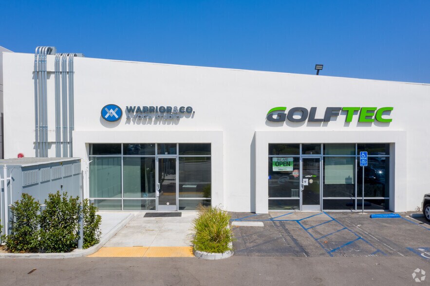 More Photos Of 21015 Oxnard St, Woodland Hills Storefront For Lease