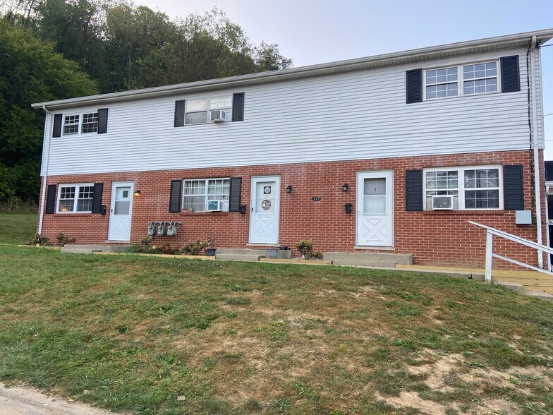 Primary Photo Of 305 Main St, Bellville Apartments For Sale