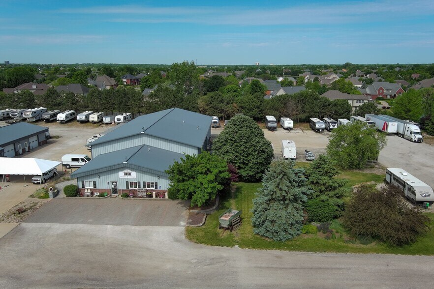 More Photos Of 1804 N Towanda Barnes Rd, Bloomington Flex For Lease