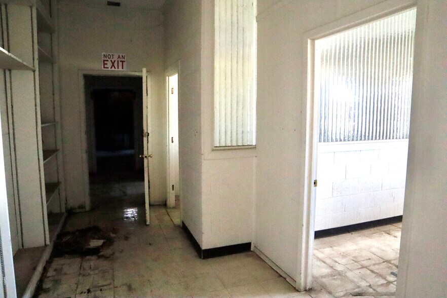 More Photos Of 912 N Beverly Dr, Wichita Falls Warehouse For Lease