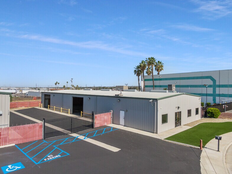 More Photos Of 138 Coremark Ct, Bakersfield Service For Lease