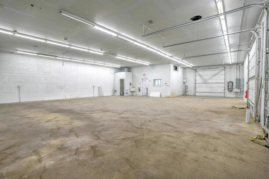 More Photos Of 43956 Commerce Ave, Hollywood Industrial For Lease