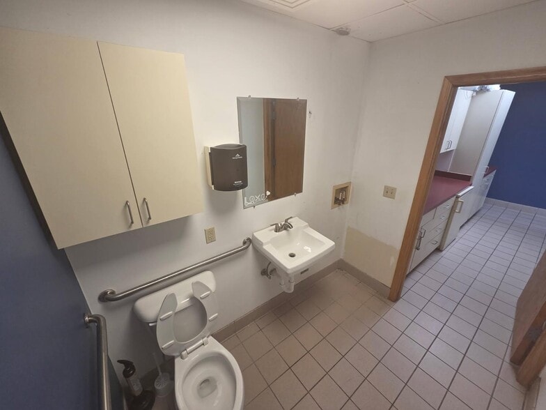 More Photos Of 1811-1819 S 108th St, Milwaukee Flex For Lease