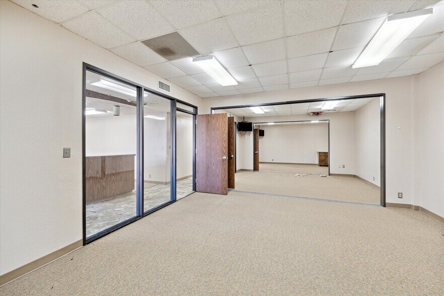 More Photos Of 1401 Mlk Blvd, El Campo Flex For Sale