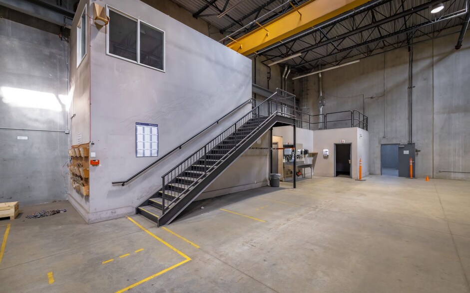 More Photos Of 5465 Production Blvd, Surrey Service For Lease