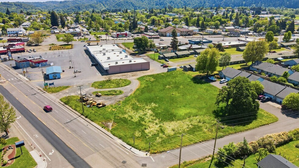 More Photos Of 122 NW Douglas blvd, Winston General Retail For Lease