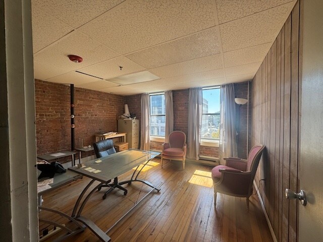 More Photos Of 188 Main St, Burlington Bar For Lease