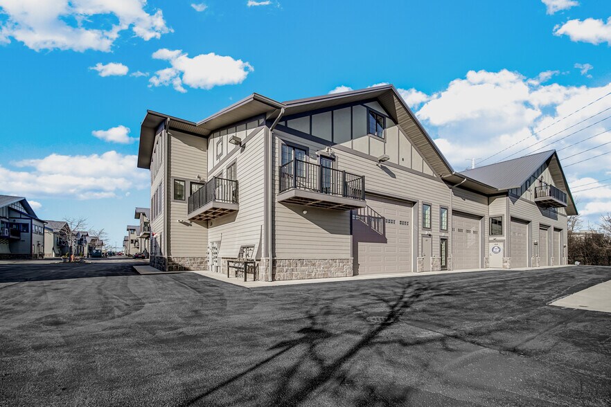 More Photos Of 2244 Ferry Rd, Naperville Flex For Sale