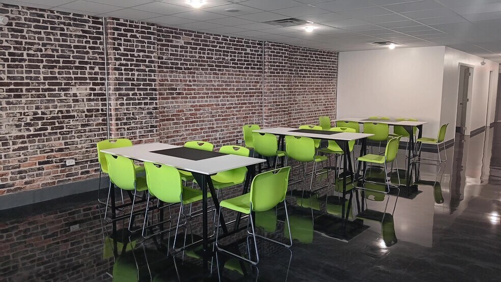 More Photos Of 19 N 6th St, Haines City Storefront For Lease