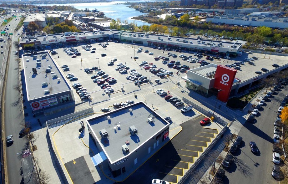 Primary Photo Of Hutchinson River Pky @ Wennerplace, Bronx Unknown For Lease