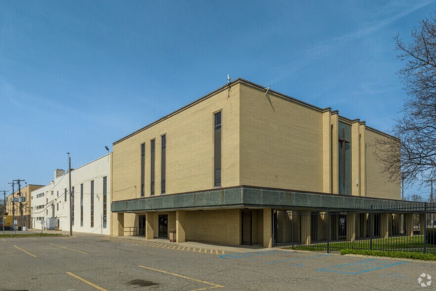 More Photos Of 7616 E Nevada St, Detroit Schools For Lease