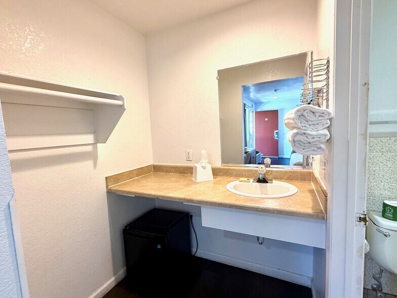 More Photos Of 430 W Palmdale Blvd, Palmdale Hotel For Sale