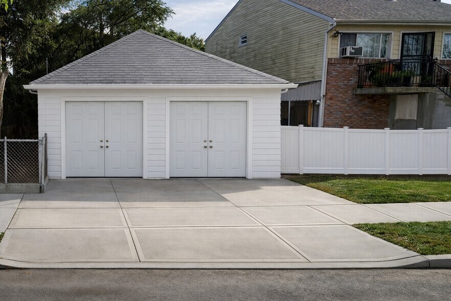 More Photos Of 6611 Almeda Ave, Arverne Apartments For Lease