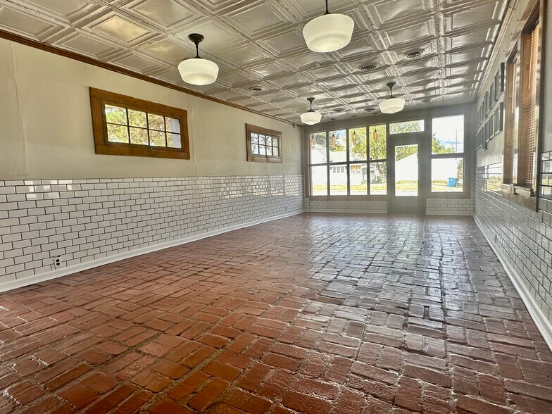 More Photos Of 712 W 20th St, Joplin Restaurant For Sale