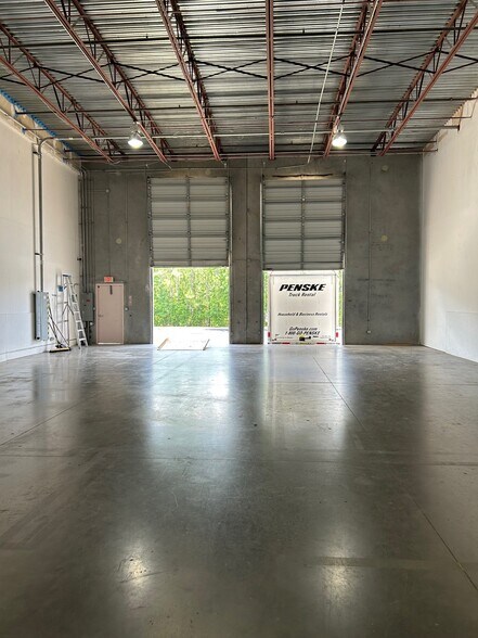 More Photos Of 8901 Boggy Creek Rd, Orlando Warehouse For Lease