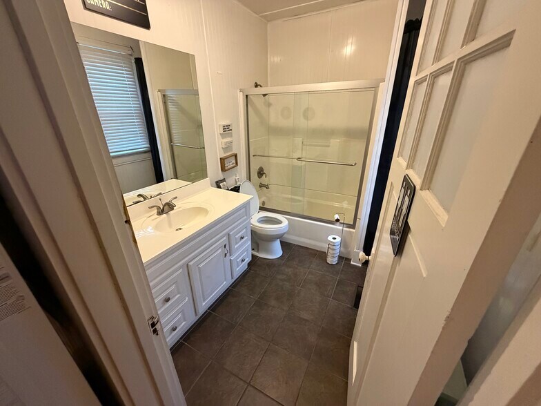 More Photos Of 701 Chestnut St, Bowling Green Office For Lease