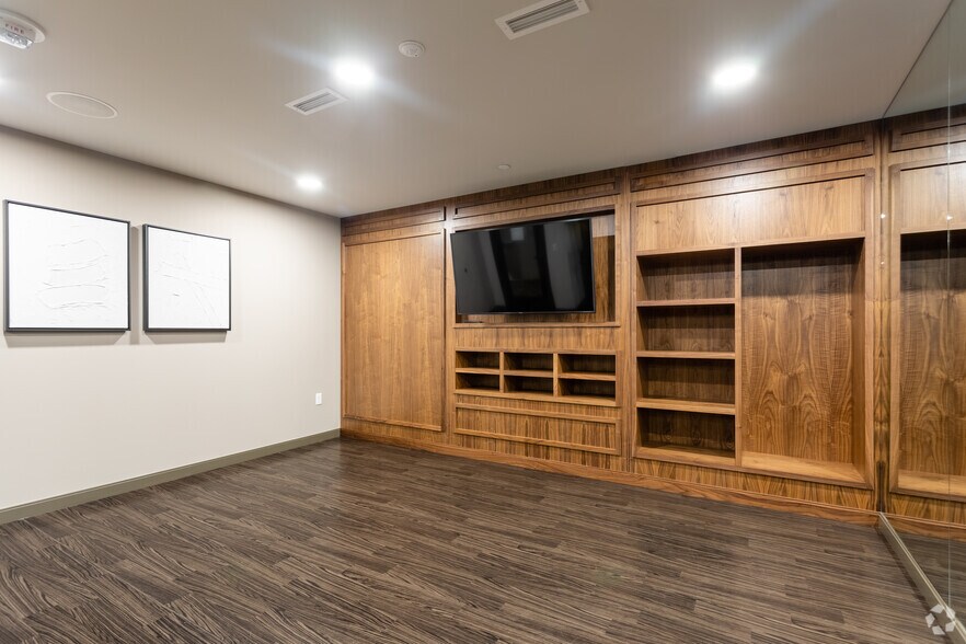 More Photos Of 140 SW Columbia St, Portland Apartments For Lease