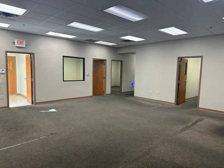 More Photos Of 600 N Sara Rd, Yukon Warehouse For Lease