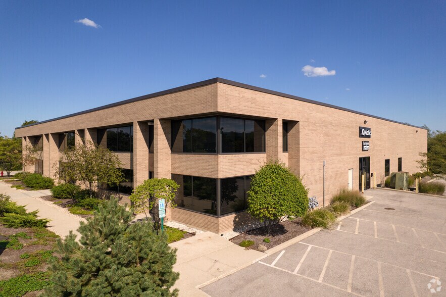 More Photos Of 125 E Commerce Dr, Schaumburg Light Distribution For Sale