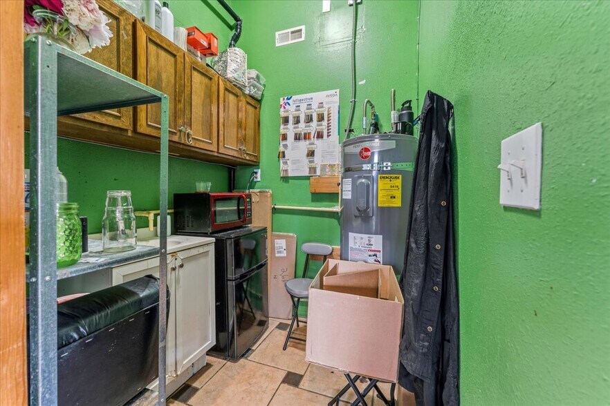 More Photos Of 10 NW 3rd St, Gresham Storefront Retail Office For Lease