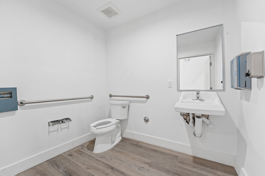 More Photos Of 5310-5314 Laurel Canyon Blvd, Valley Village Freestanding For Sale