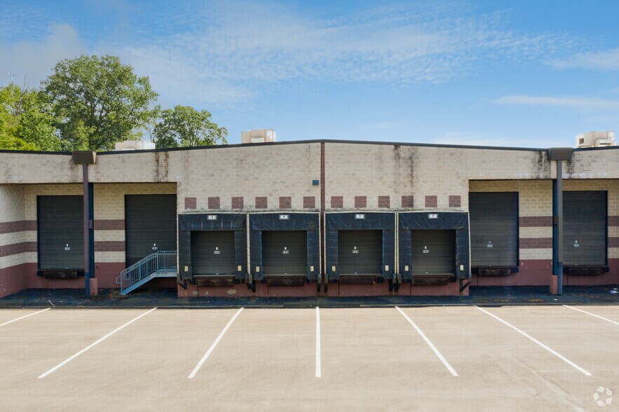 More Photos Of 8 Commerce Way, Hamilton Light Distribution For Lease