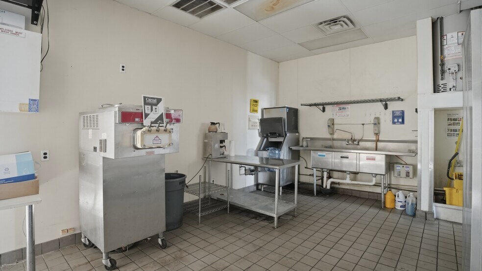 More Photos Of 2882-2904 Long Beach Rd, Oceanside Freestanding For Lease