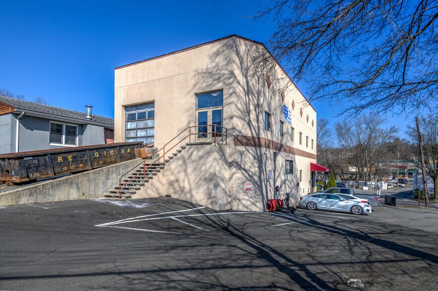 More Photos Of 25 Saint Charles St, Thornwood Distribution For Sale