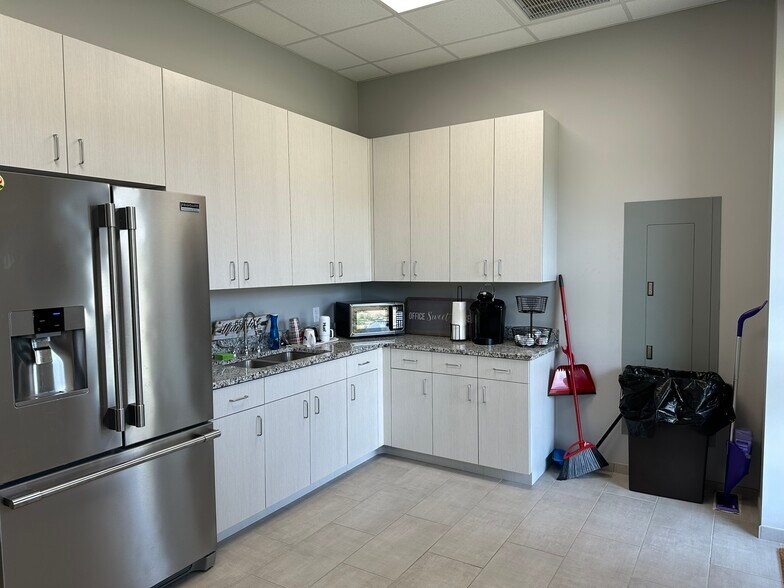 More Photos Of 9373 Baringer Foreman Rd, Baton Rouge Office For Sale