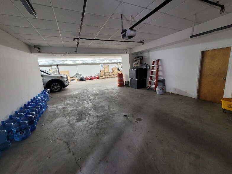 More Photos Of 25-20 39th Ave, Long Island City Office For Sale
