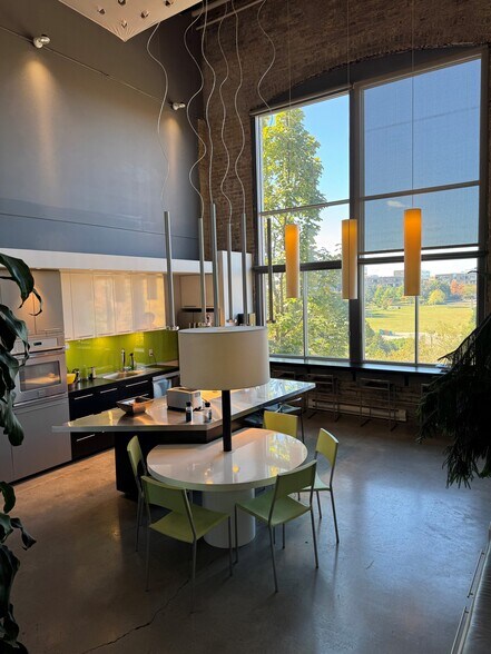 More Photos Of 2600 Rue William Tremblay, Montréal Loft Creative Space For Lease