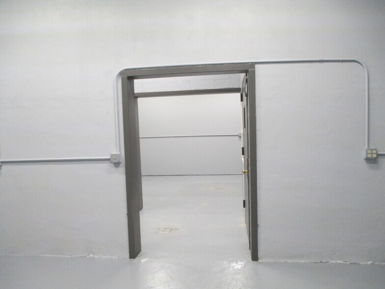 More Photos Of 3 Vine St, Greenwood Lake Warehouse For Lease