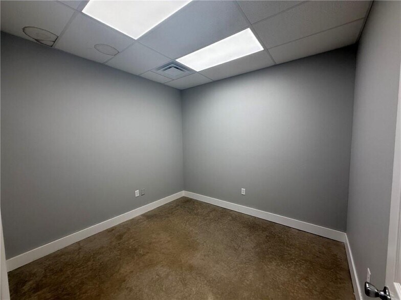More Photos Of 162 Grading Ln, Cave Springs Flex For Lease