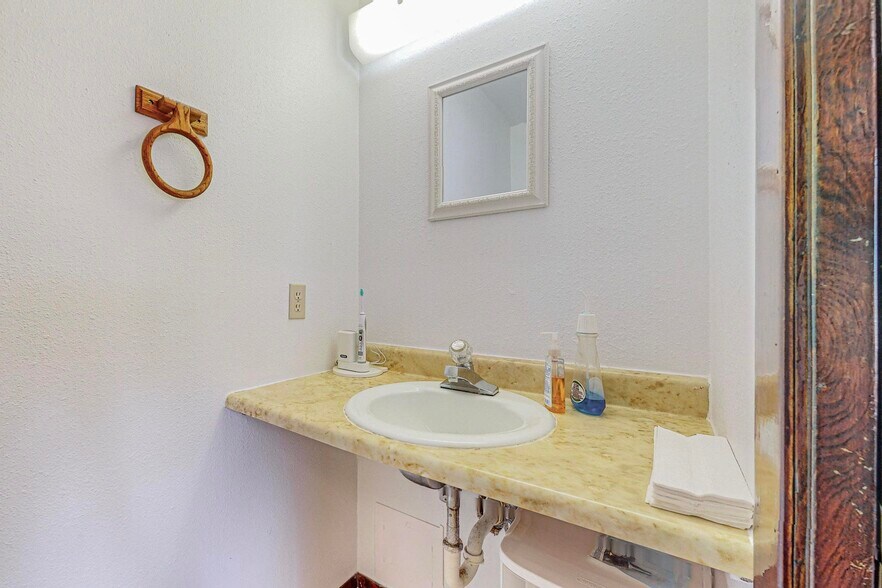 More Photos Of 901 E Roosevelt Ave, Grants Healthcare For Sale