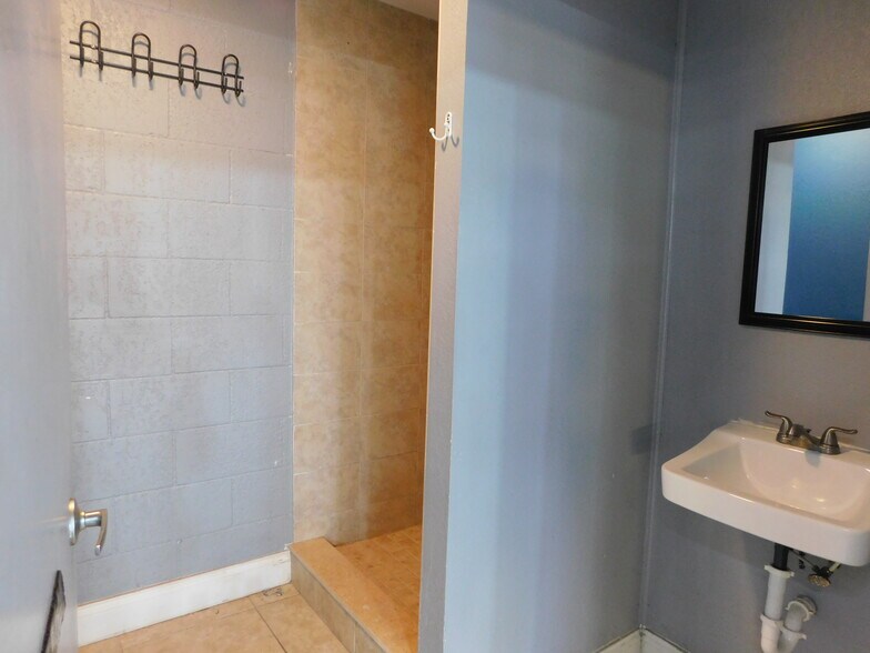 More Photos Of 5145 Commercial Dr, Melbourne Warehouse For Lease